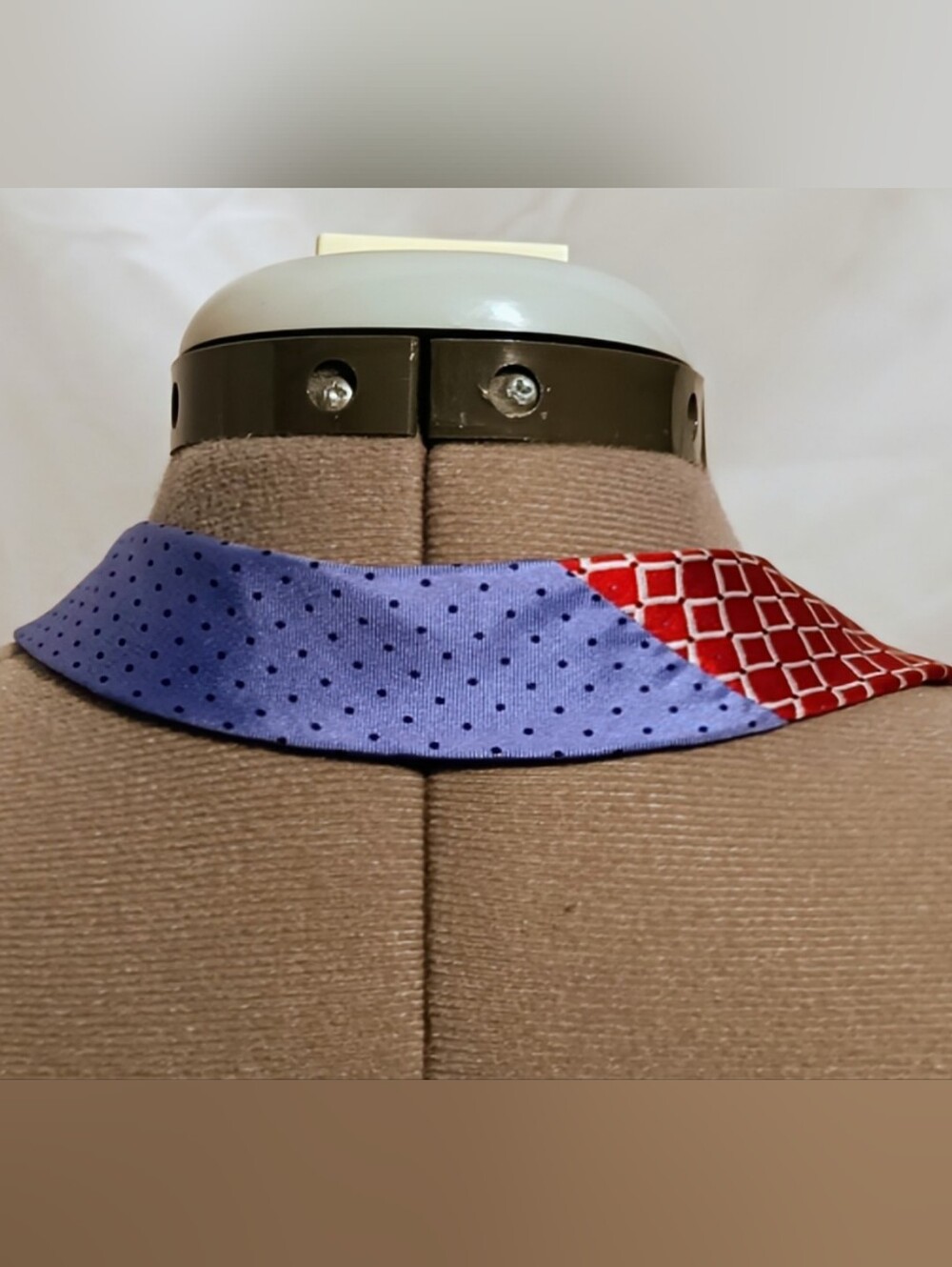 🍐Tommy Hilfiger 100% Silk Necktie – Red & Blue Pattern - Picture 3 of 8